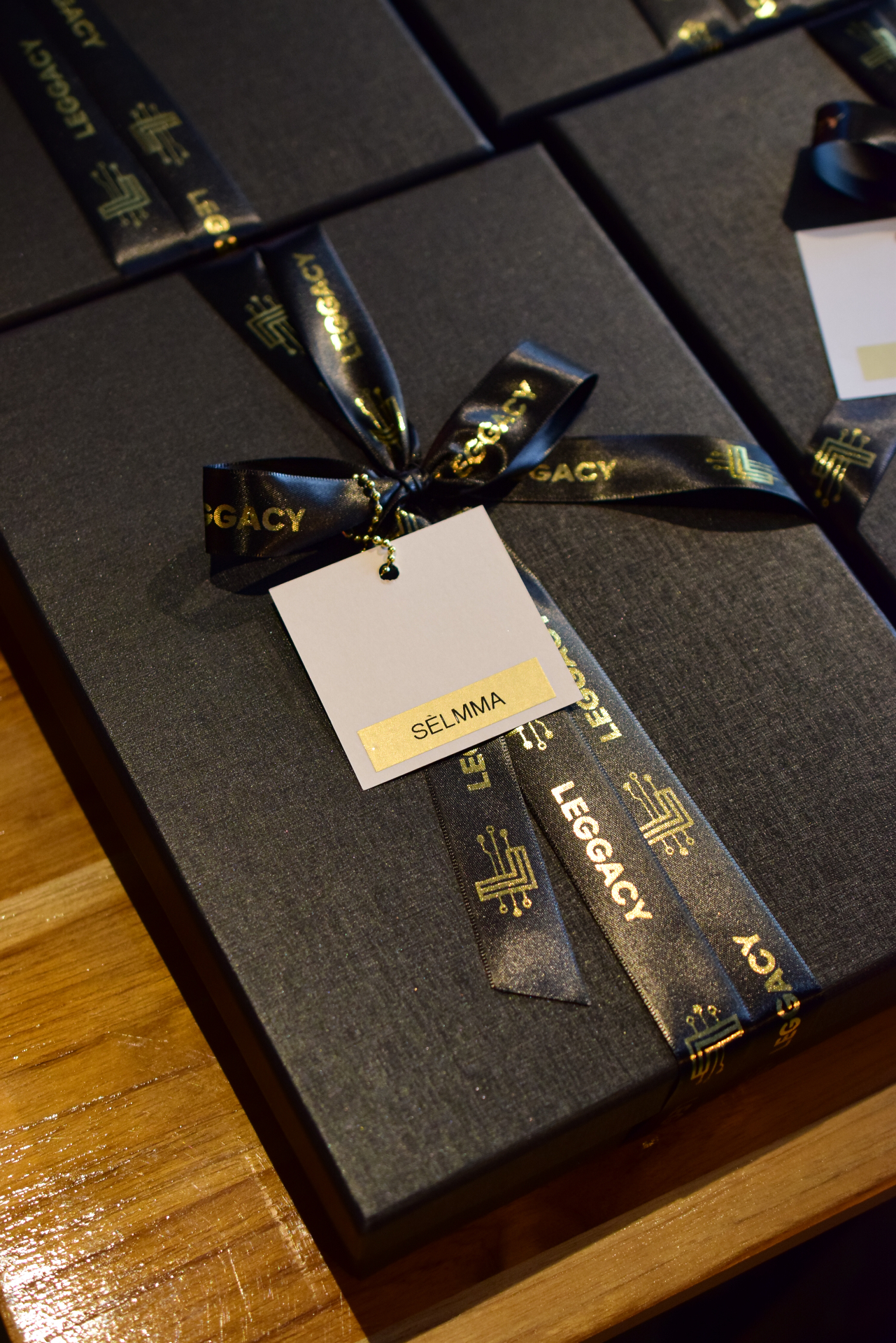 Edição limitada Leggacy entregue em caixa premium com fita personalizada