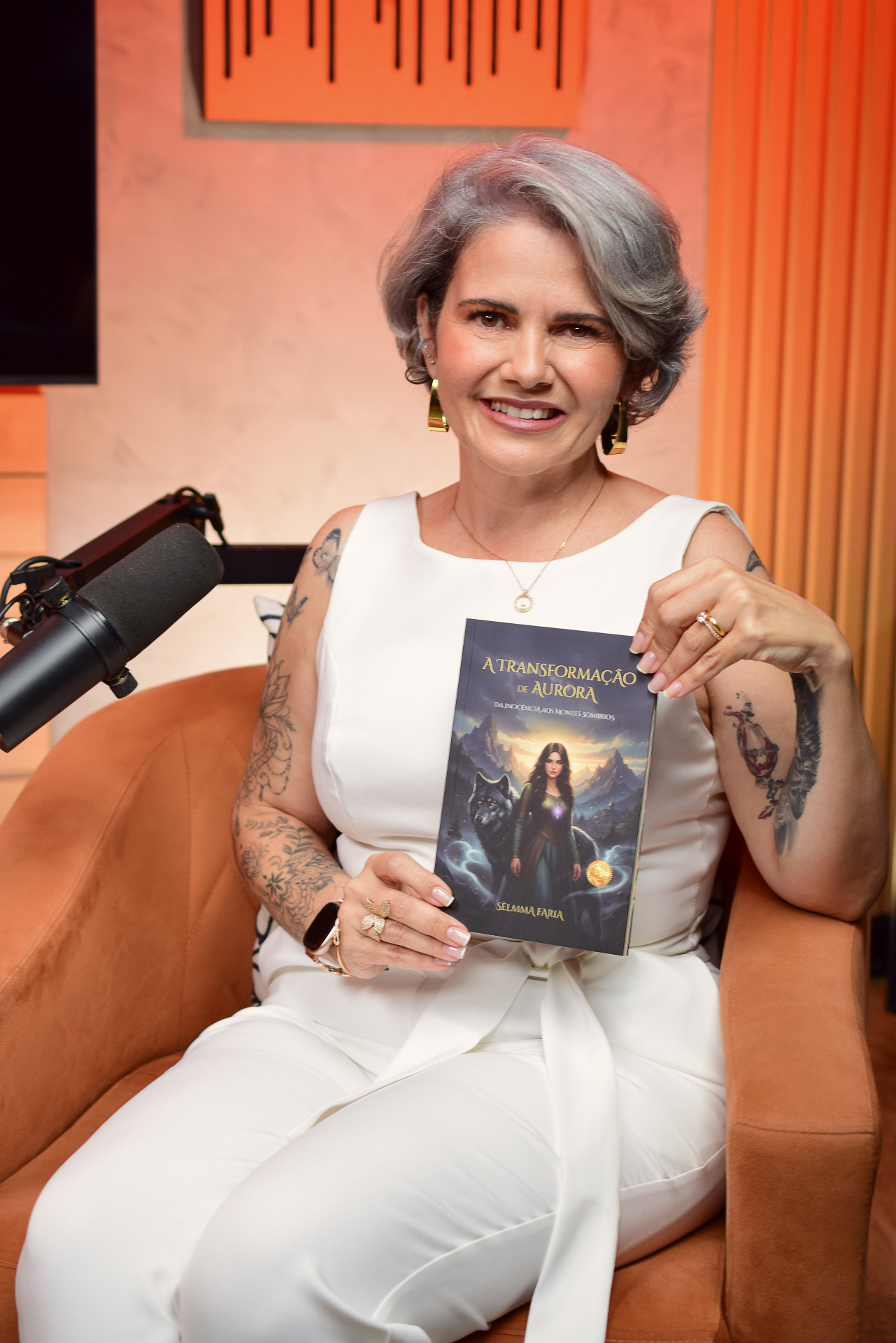 Autora apresentando seu livro físico durante a gravação